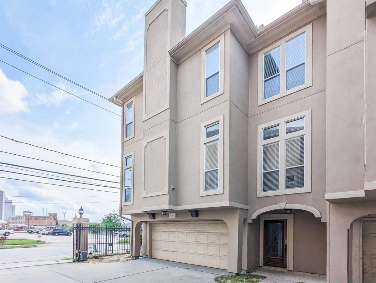 Townhouse for rent at 1304 Dart St, Houston, TX 77007