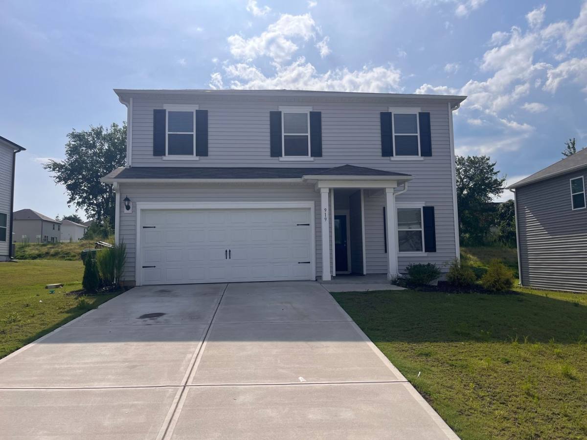 House for rent at 919 Crow Branch Dr, Graham, NC 27253