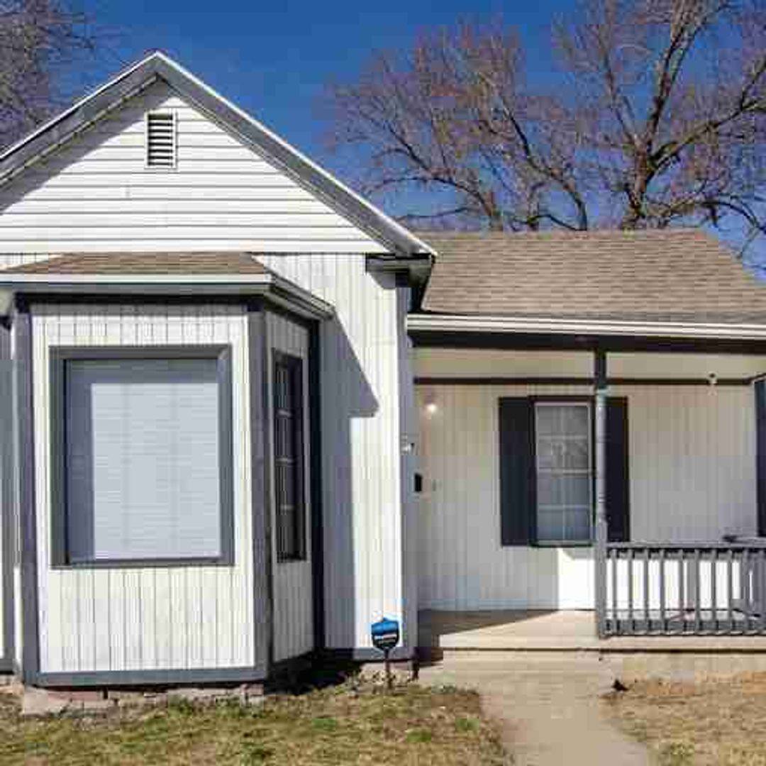 House for rent at 921 W Hyde Park Ave, Saint Joseph, MO 64504