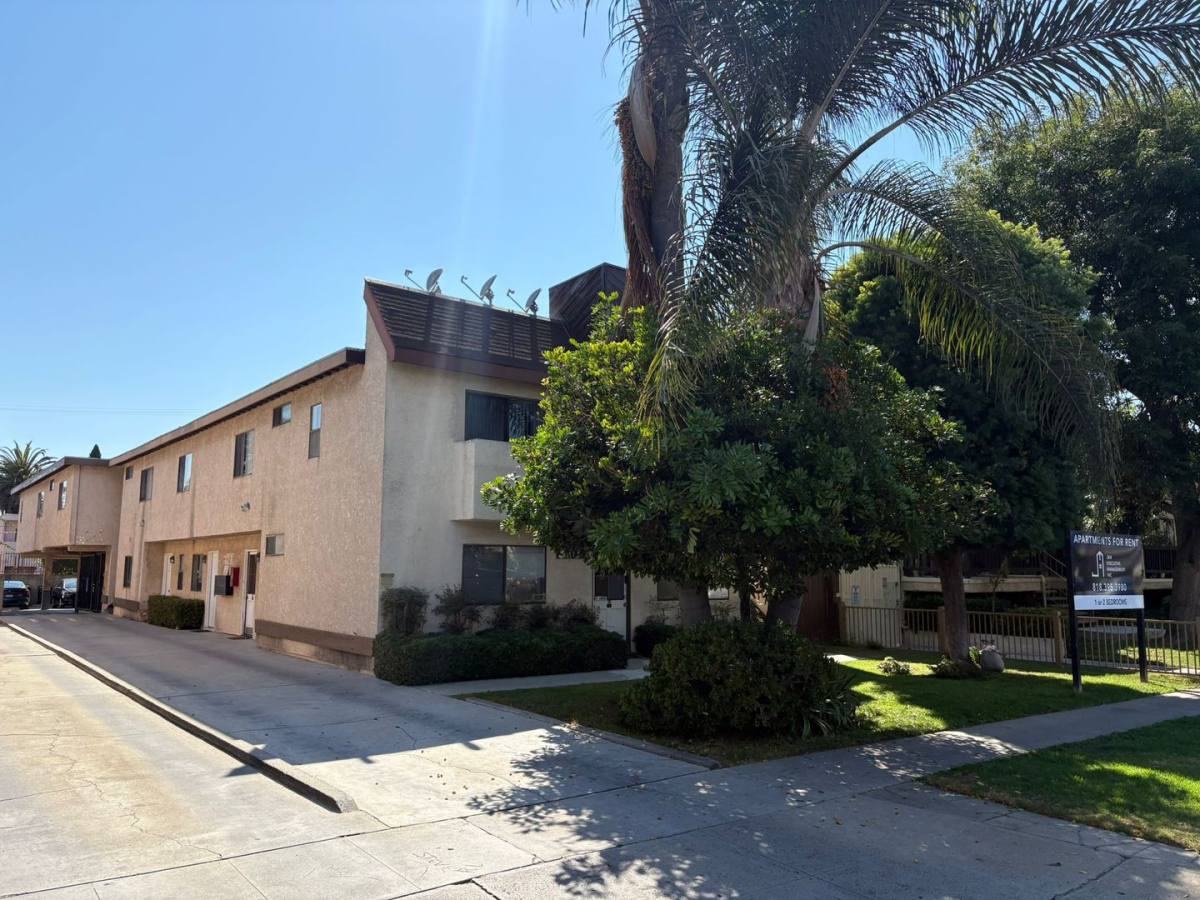 Apartment for rent at 3701 Westwood Blvd, Los Angeles, CA 90034