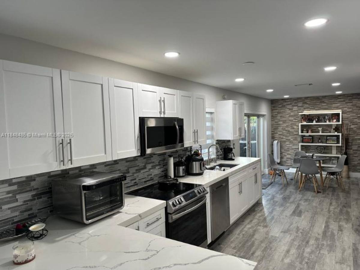9960 NW 51st Lane, Miami, FL 33178