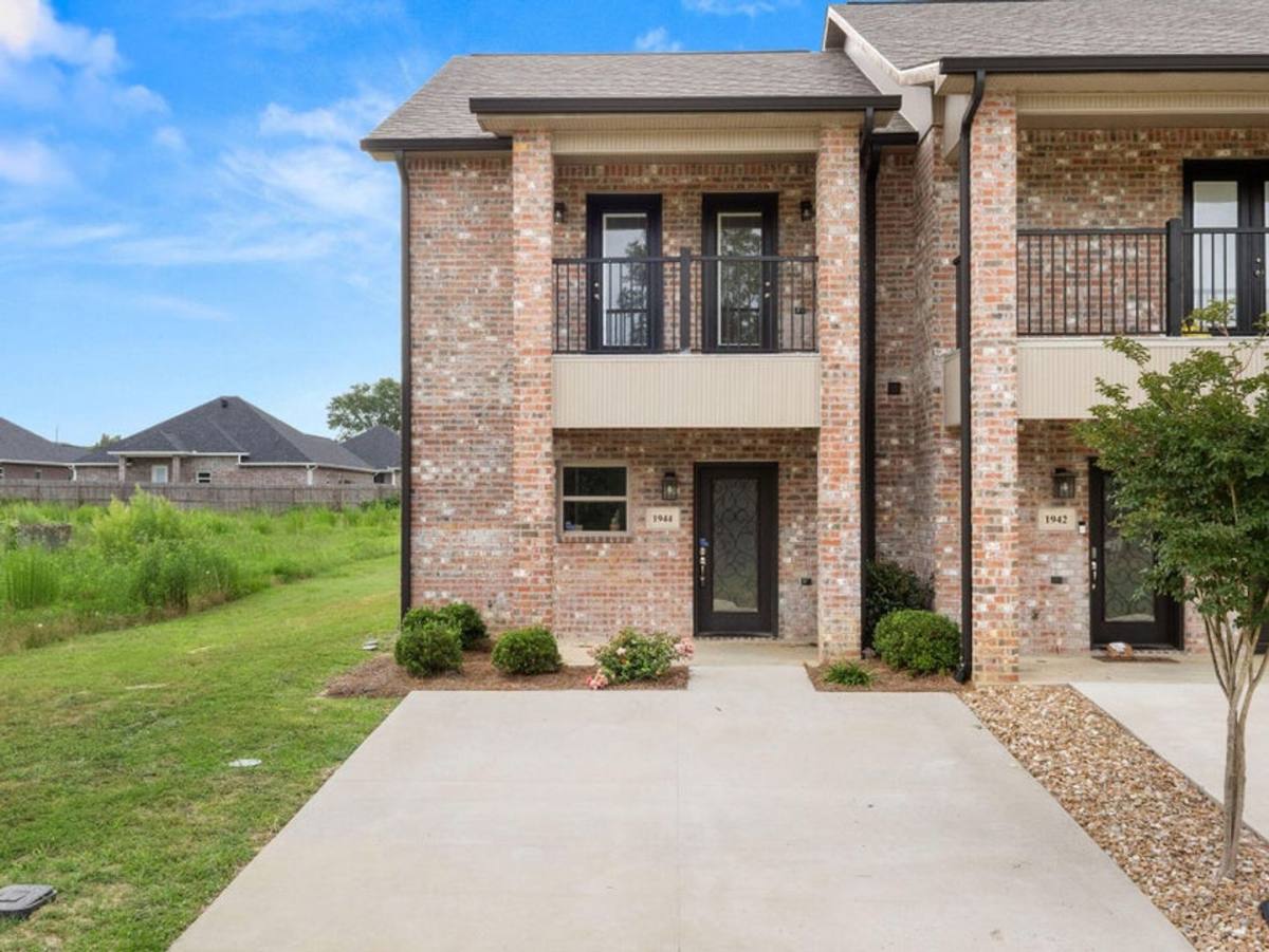 Townhouse for rent at 1944 Schovall Circle, Deridder, LA 70634