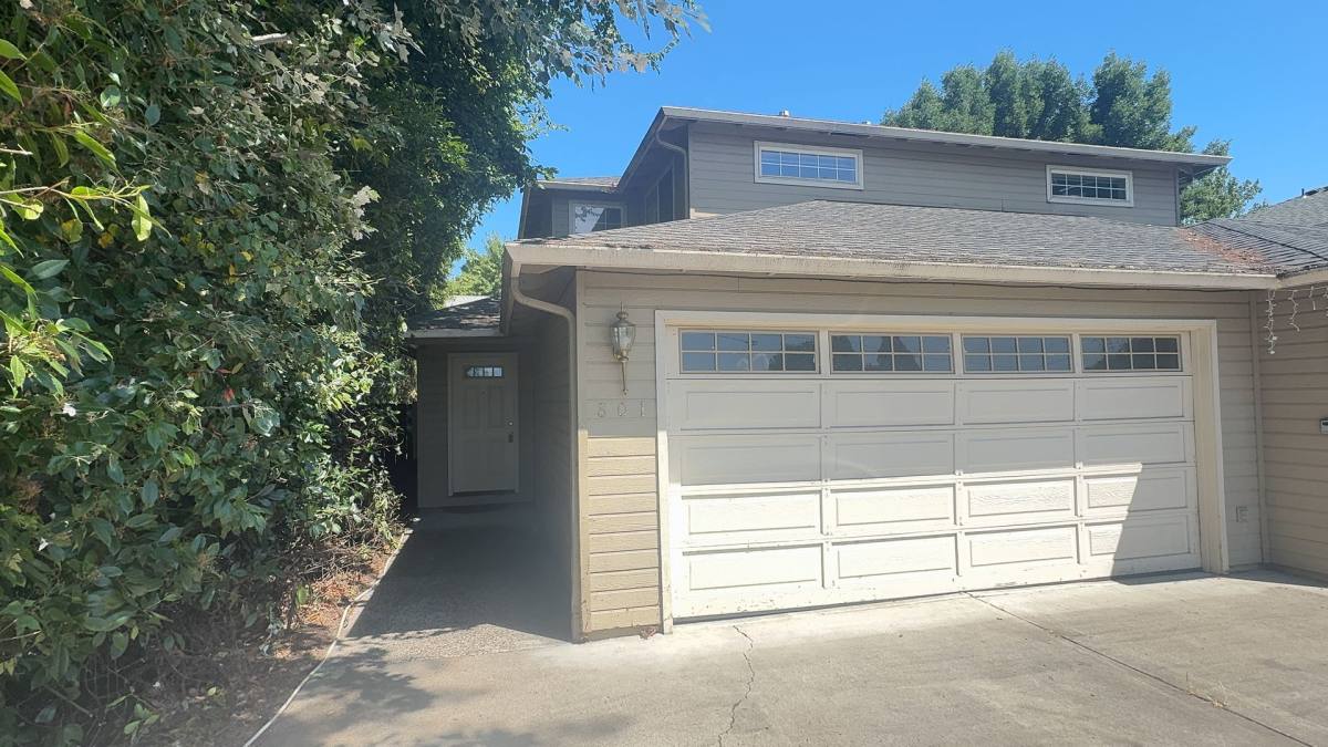 Apartment for rent at 801 & 803 Hopkins, Central Point, OR 97502