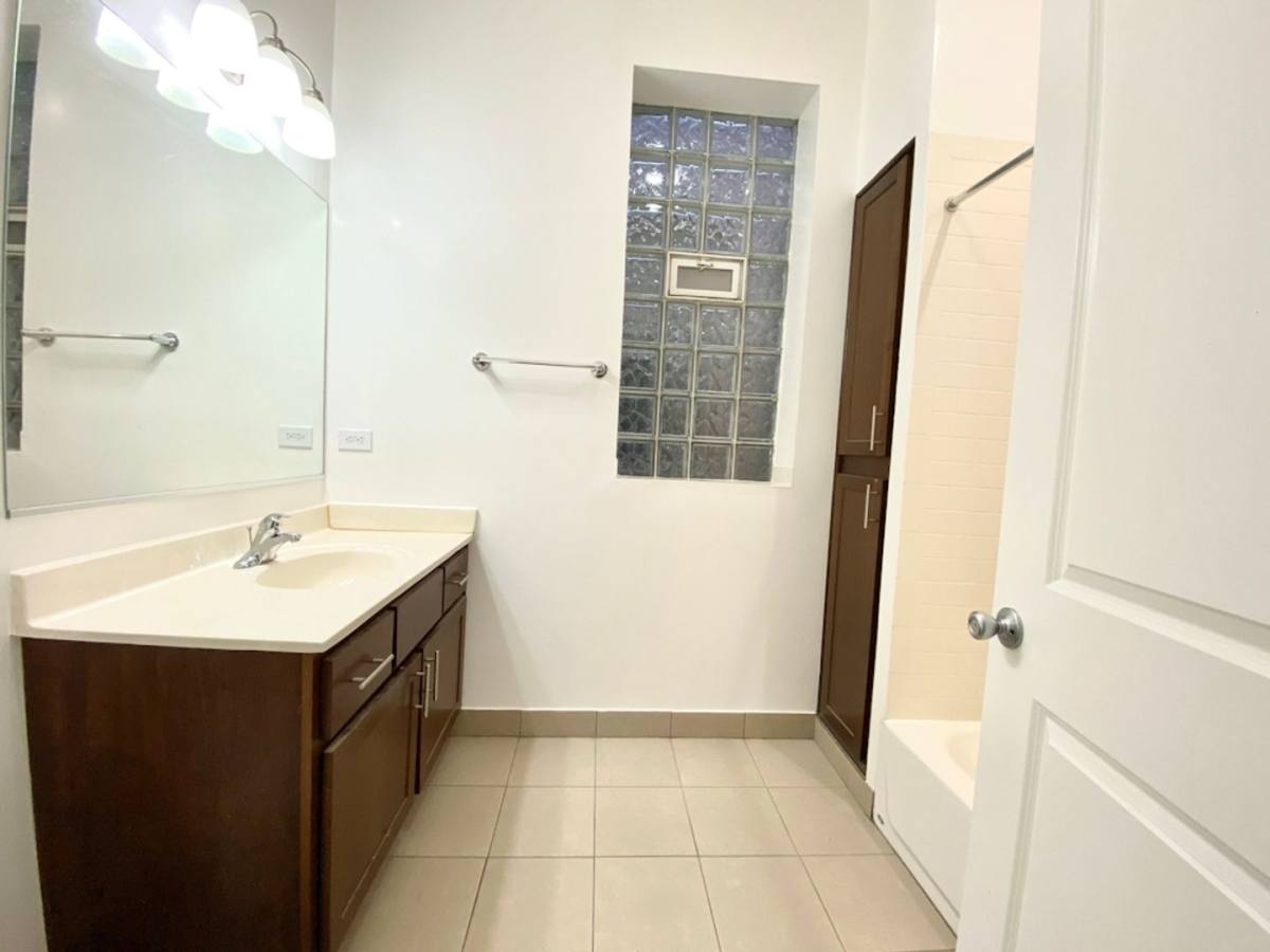 Apartment for rent at 906 W Montrose, Chicago, IL 60613