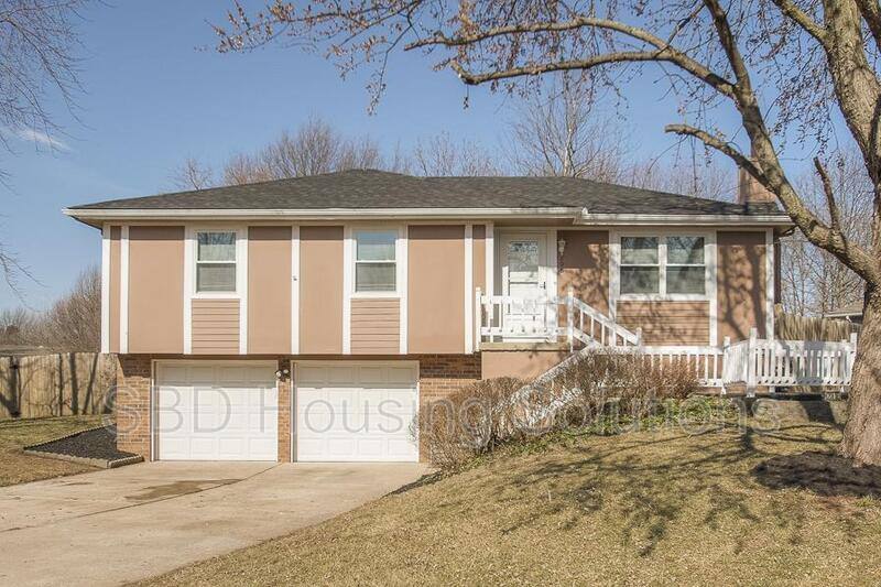House for rent at 208 SE Country Lane, Lees Summit, MO 64063