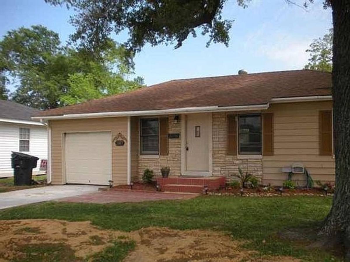 House for rent at 2107 Helena Ave, Nederland, TX 77627