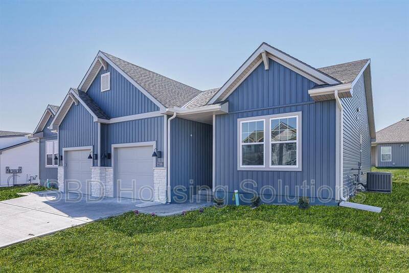 Townhouse for rent at 27402 E Oak View Dr, Lees Summit, MO 64086