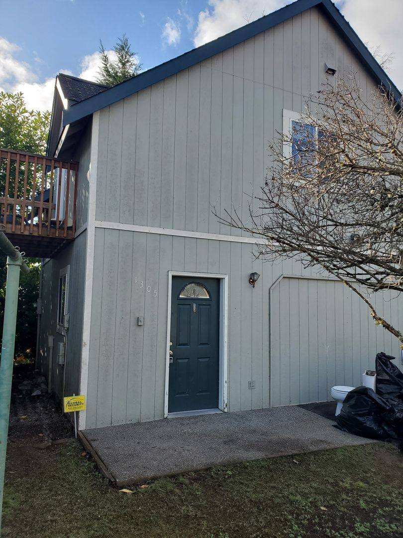 House for rent at 1305 14th St, Bremerton, WA 98337