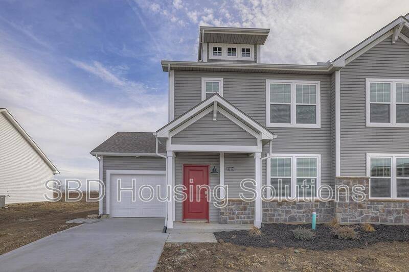 Townhouse for rent at 12423 S Parkwood Lane, Lees Summit, MO 64086