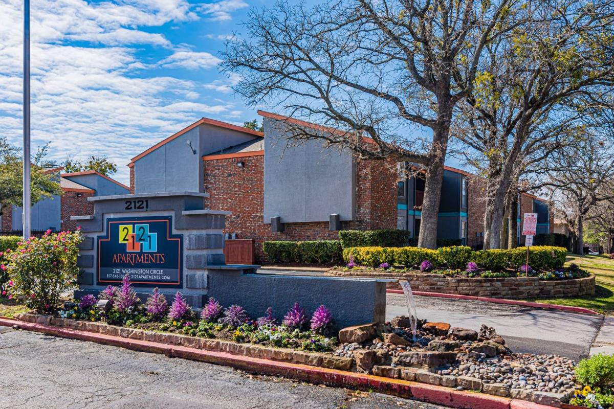 2121 Washington Circle, Arlington, TX 76011