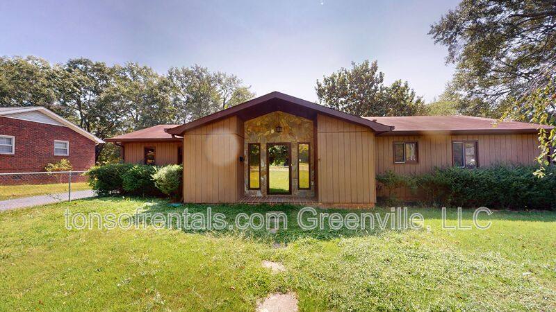 House for rent at 102 Meadow St, Spartanburg, SC 29307