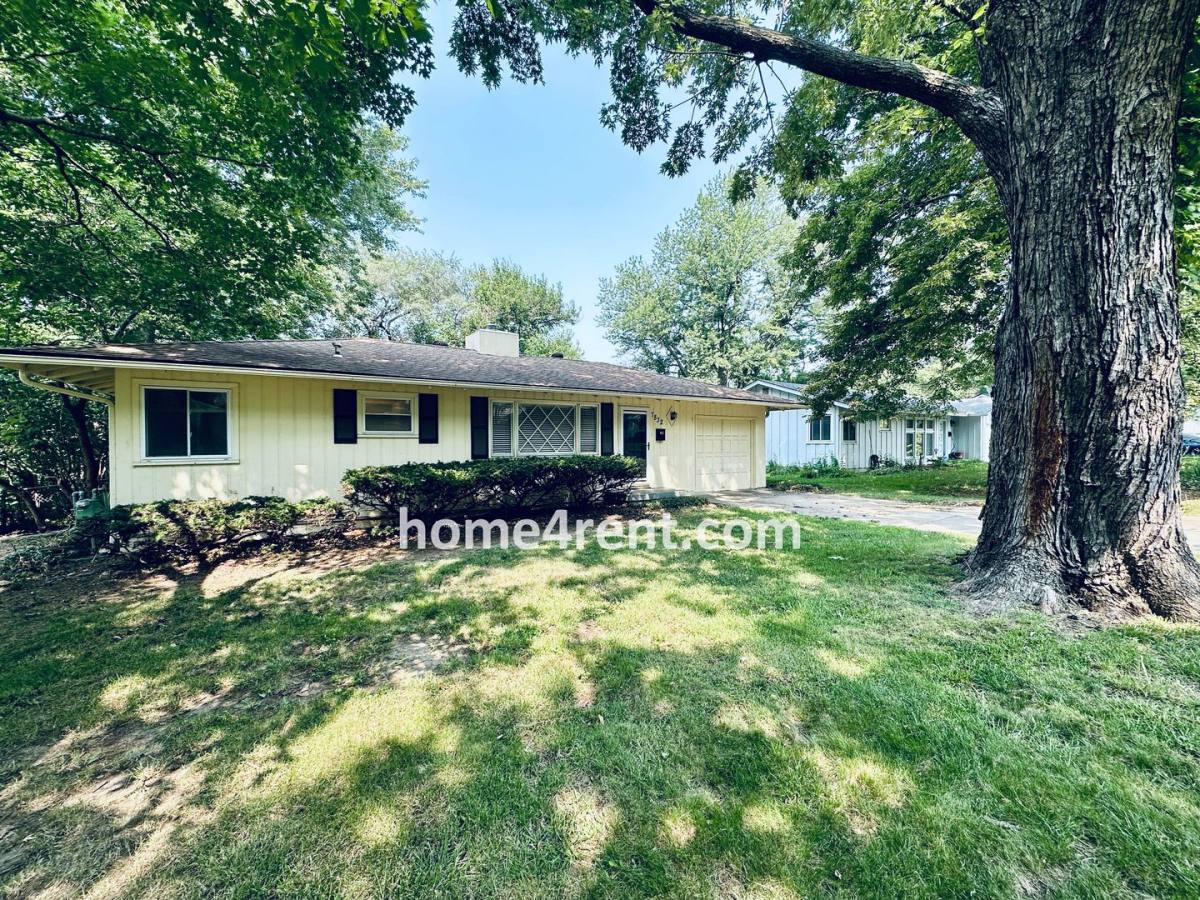 House for rent at 7832 Rosewood Lane, Prairie Village, KS 66208