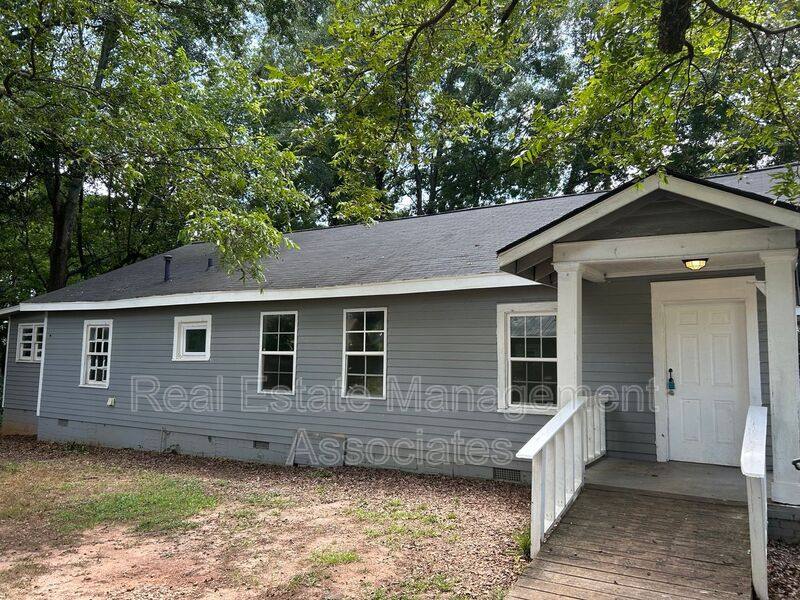 Apartment for rent at 1102 Meriwether St, Griffin, GA 30224
