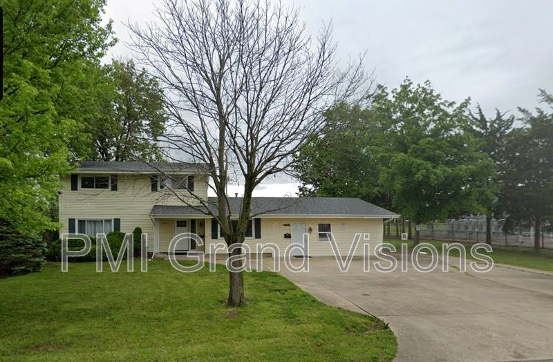 Apartment for rent at 2151 11th St #A, Charleston, IL 61920