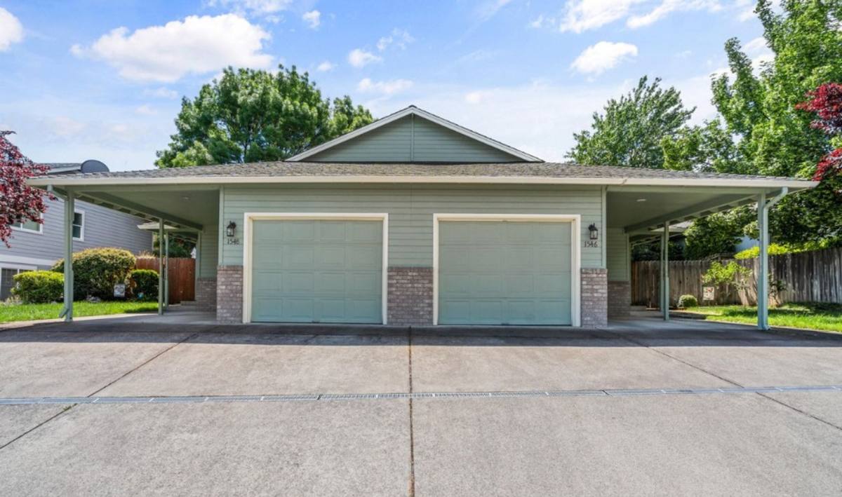 Townhouse for rent at 1546 & 1548 Skyhawk Ridge, Medford, OR 97504