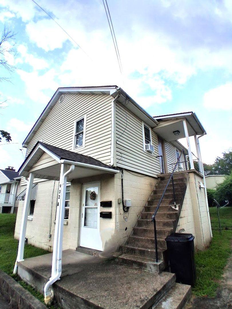 Apartment for rent at 932 Meadow Dr, South Charleston, WV 25309