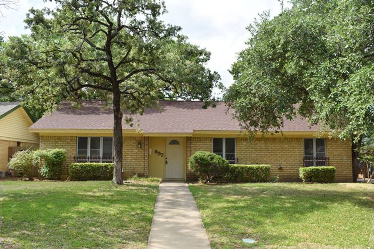 House for rent at 837 Royal Terrace, Hurst, TX 76053