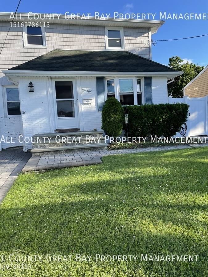 House for rent at 40 Lambert Ave, Farmingdale, NY 11735