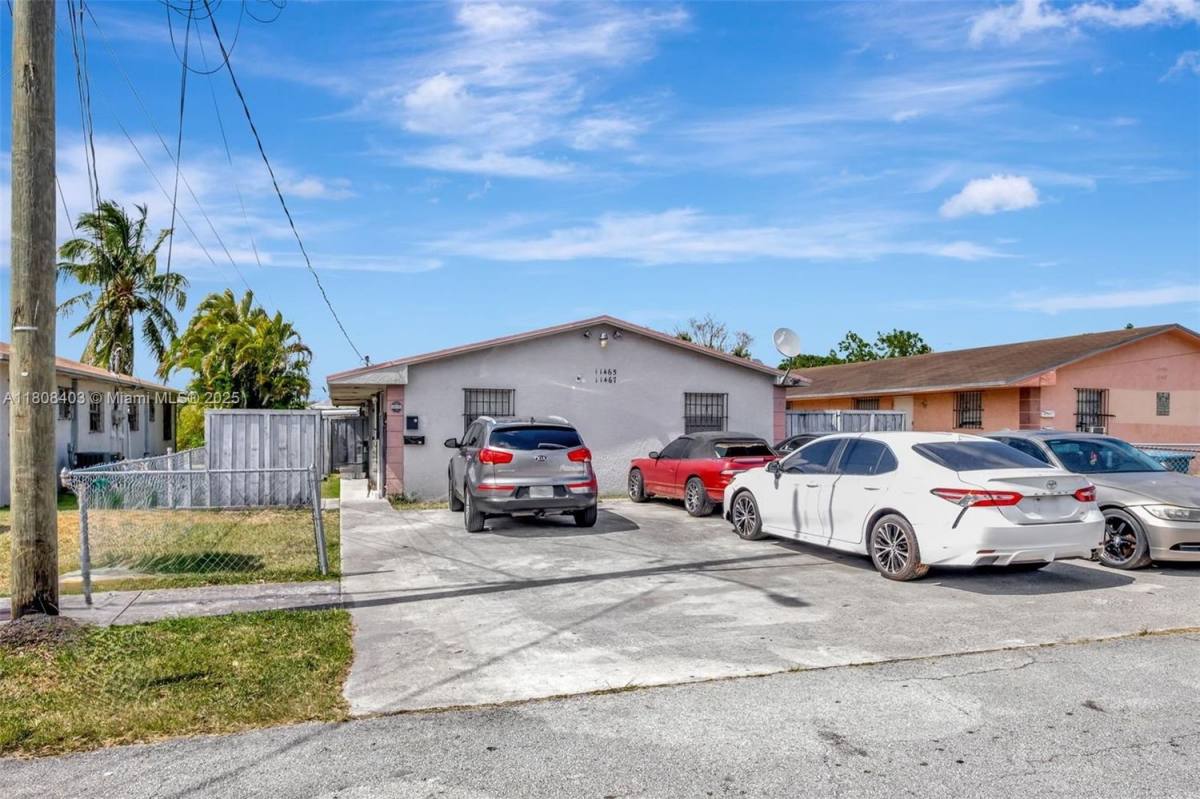 Apartment for rent at 11465 SW 215th St, Miami, FL 33189