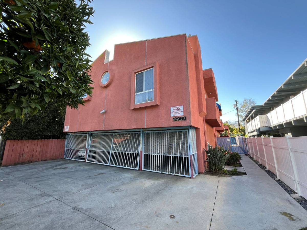 Apartment for rent at 12960 Moorpark St, Studio City, CA 91604