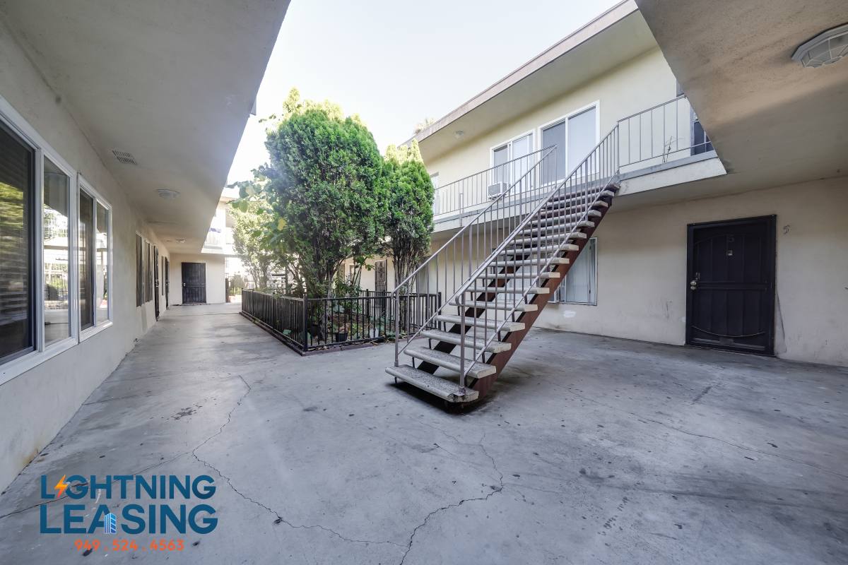 Apartment for rent at 1145 Elden Ave #4D, Los Angeles, CA 90006