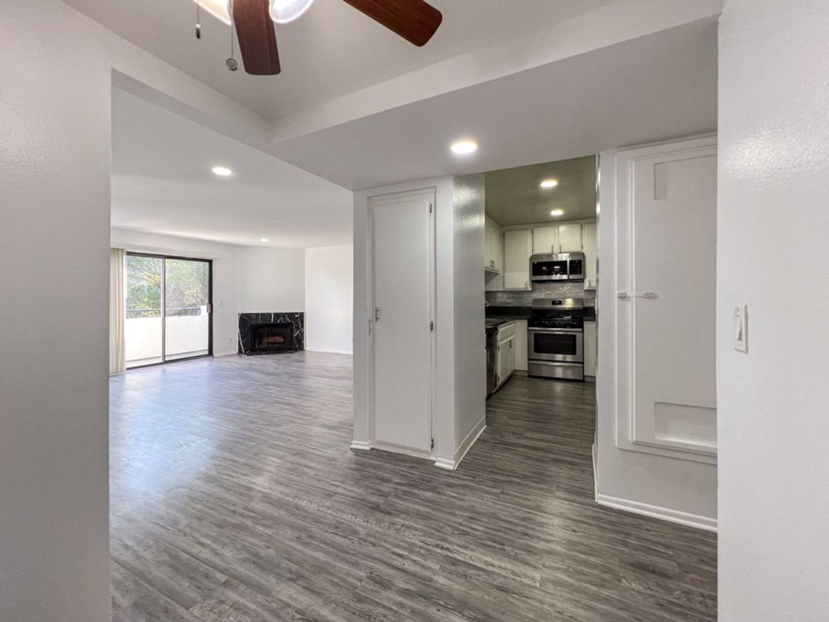 Apartment for rent at 5104 Sepulveda Blvd, Sherman Oaks, CA 91403