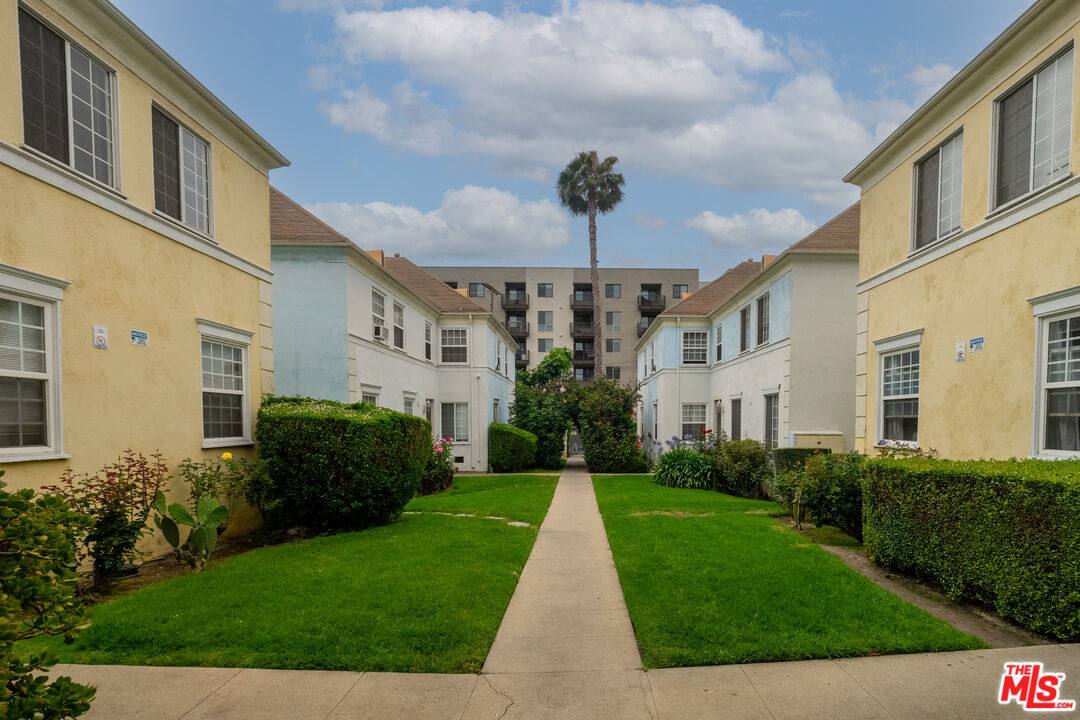Apartment for rent at 6773 Yucca St #4-4, Los Angeles, CA 90028