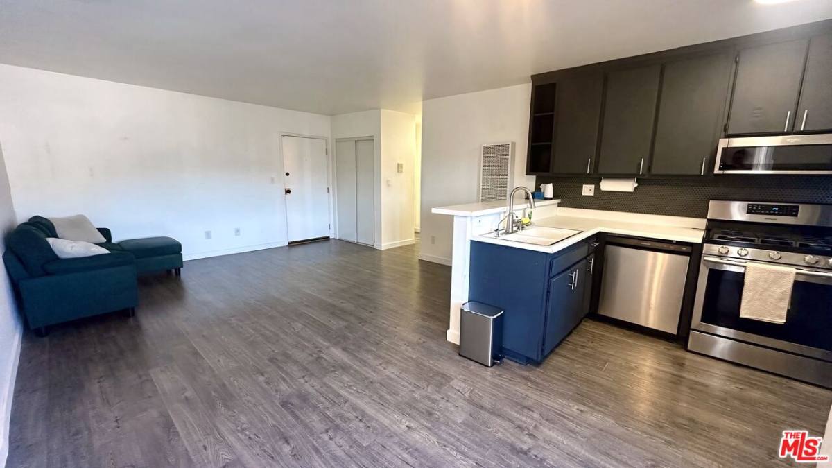 Apartment for rent at 18530 Hatteras St #327, Tarzana, CA 91356