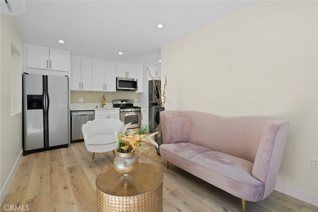 Apartment for rent at 21703 Costanso St, Woodland Hills, CA 91364