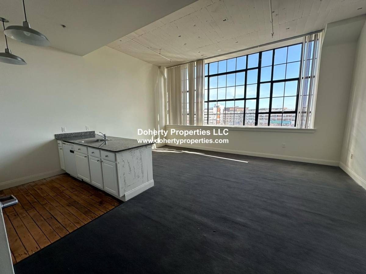 Apartment for rent at 305 Dutton St, Lowell, MA 01854