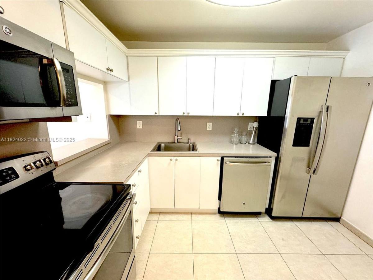Apartment for rent at 7900 Camino Circle #305, Miami, FL 33143