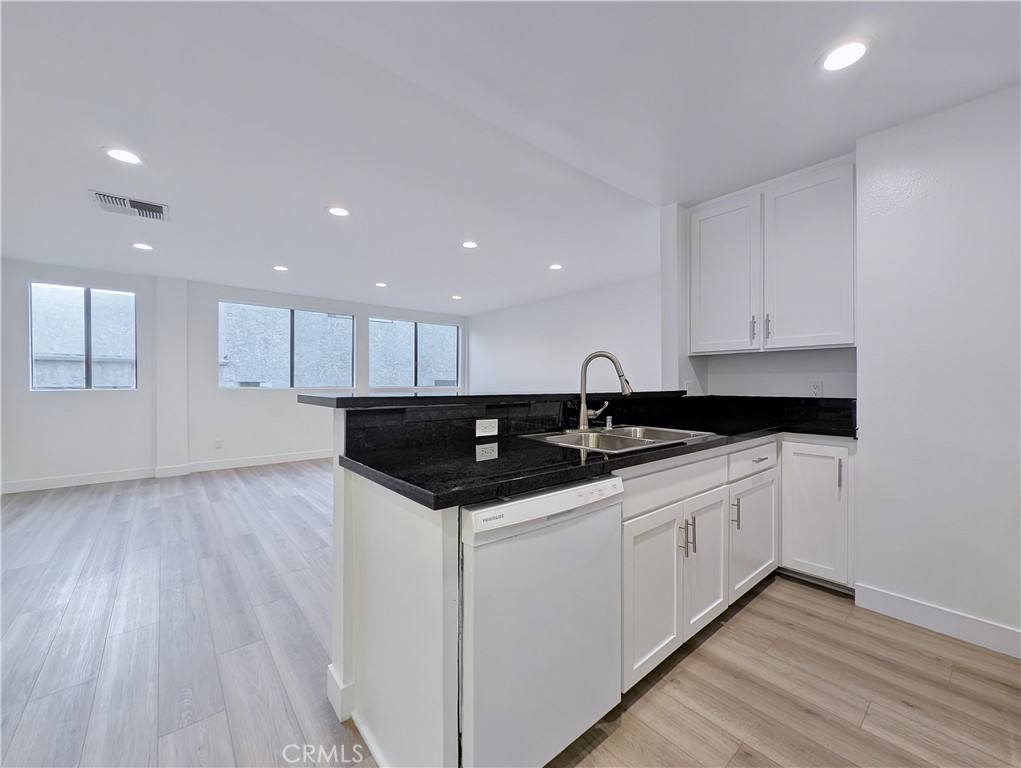 Apartment for rent at 17312 Chatsworth St #E-E, Granada Hills, CA 91344