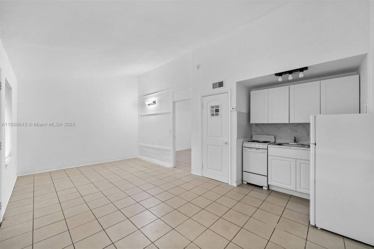 Apartment for rent at 840 SW 7th St #842, Miami, FL 33130