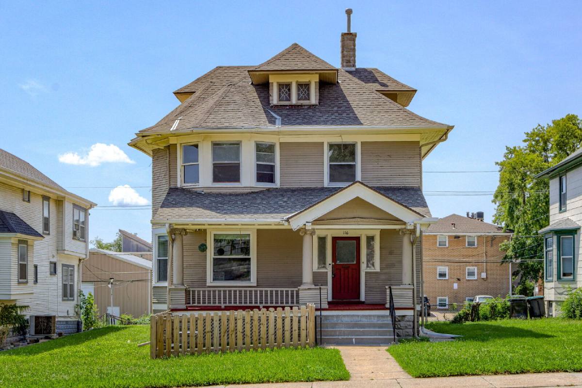 Townhouse for rent at 116 N 40th St, Omaha, NE 68131