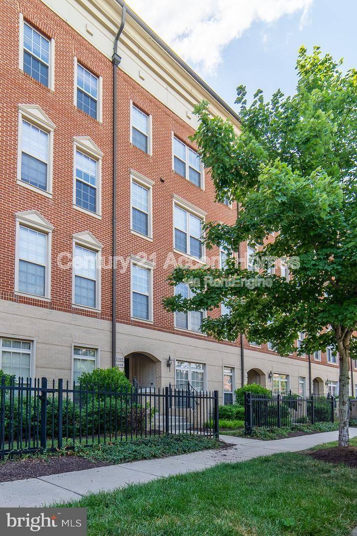 Apartment for rent at 8007 Crescent Park Dr, Gainesville, VA 20155