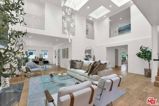 602 S Lucerne Blvd, Los Angeles, CA 90005