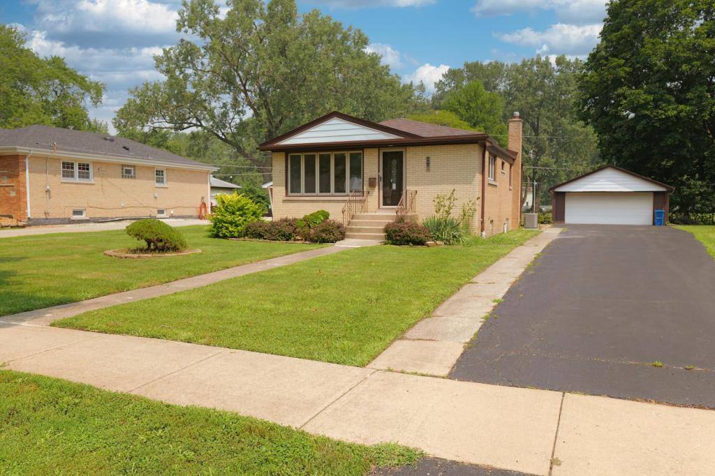 House for rent at 8415 Laramie Ave, Burbank, IL 60459