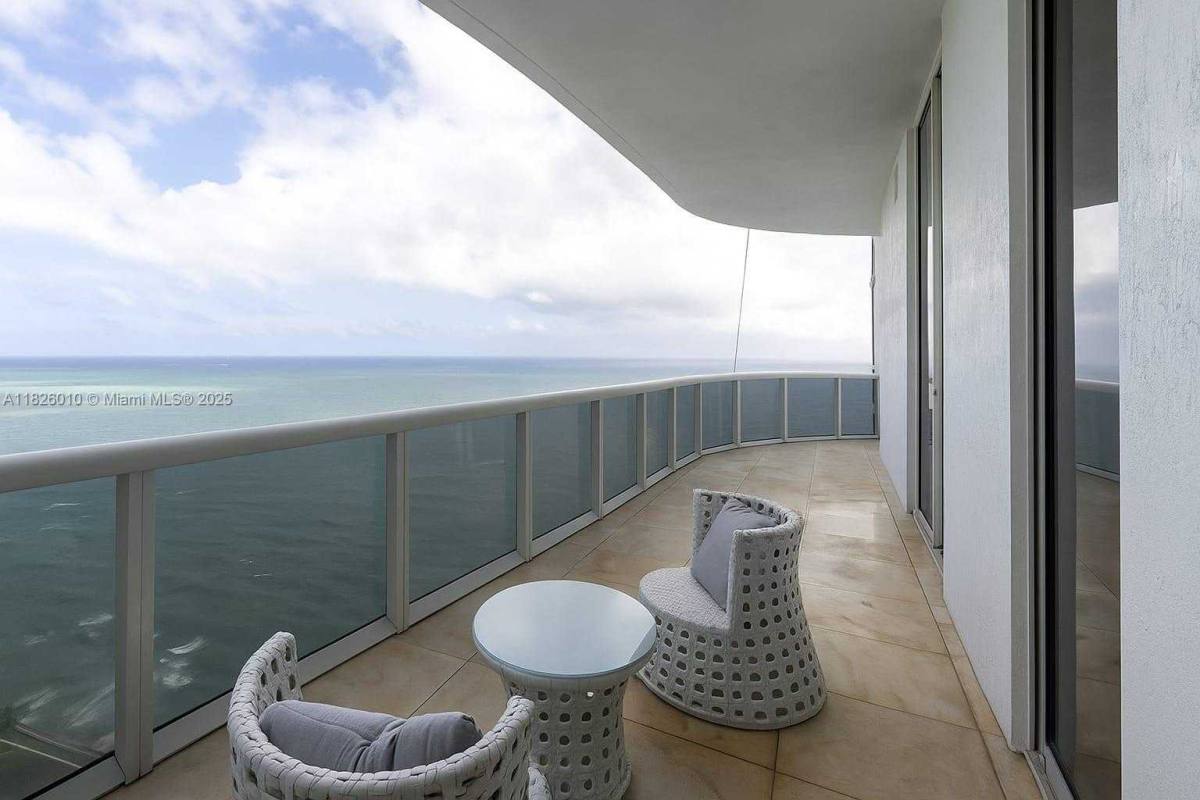 Apartment for rent at 15811 Collins Ave, North Miami Beach, FL 33160