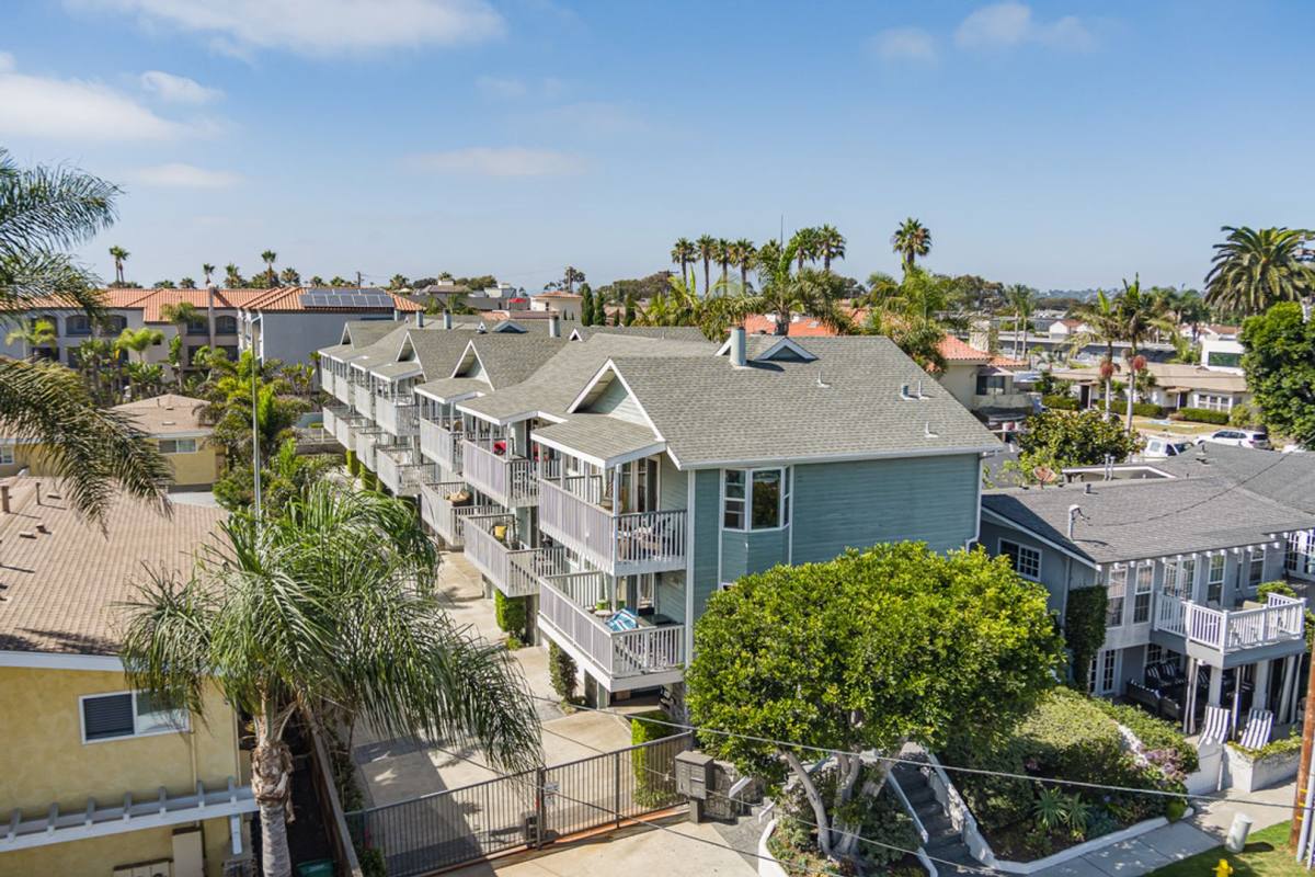 Townhouse for rent at 166 Walnut Ave, Carlsbad, CA 92008