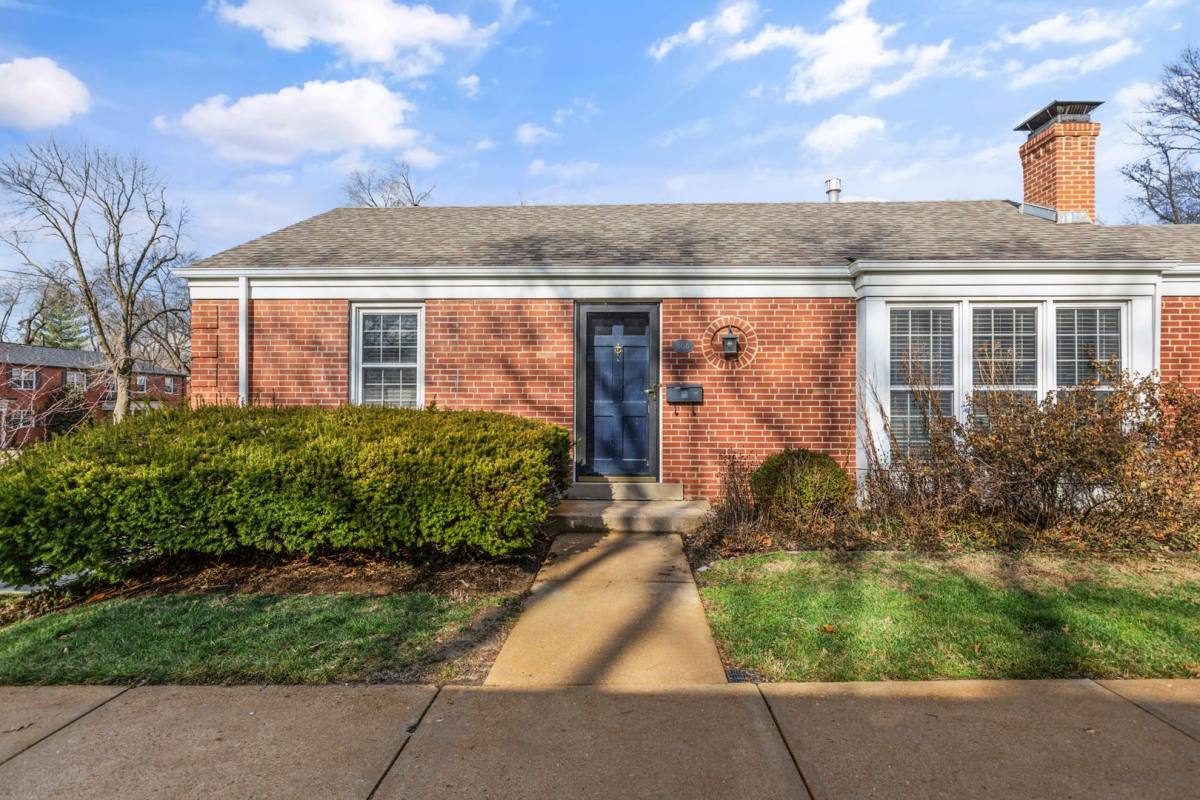 Apartment for rent at 800 N McKnight, Saint Louis, MO 63132