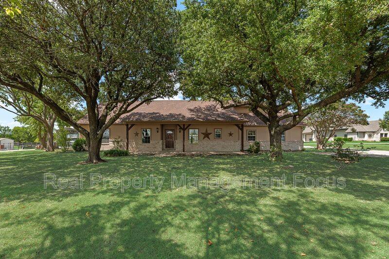 House for rent at 1255 Vineyard Rd, Gunter, TX 75058