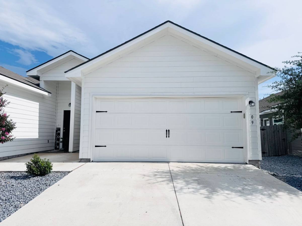 Townhouse for rent at 609 Heathers Way, Seguin, TX 78155