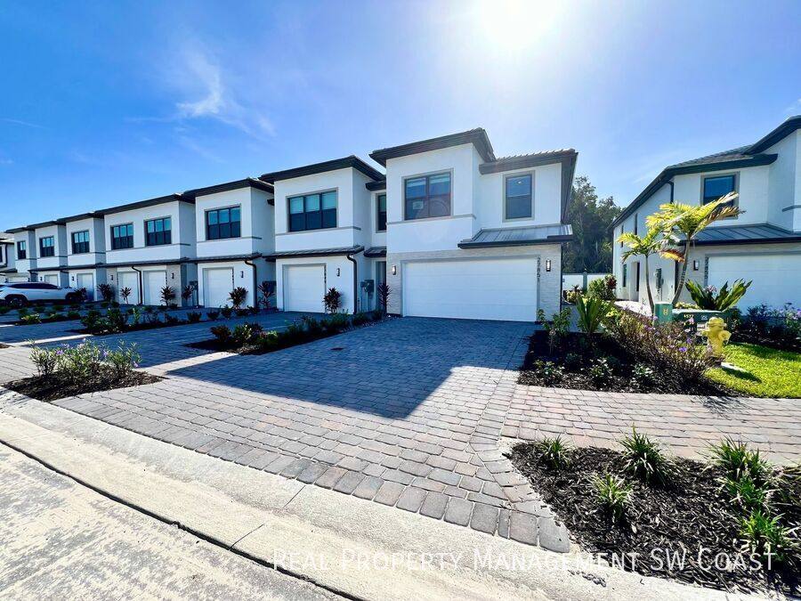 Townhouse for rent at 27851 Solis Grande Dr, Bonita Springs, FL 34135