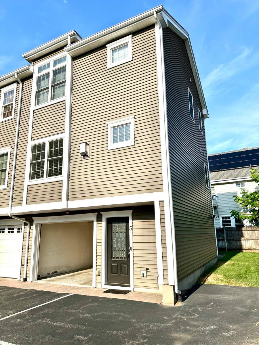 Townhouse for rent at 26 Floyd St, Waltham, MA 02453