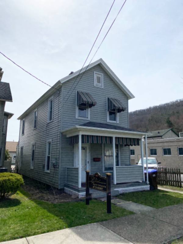 Apartment for rent at 627 12th St, Franklin, PA 16323