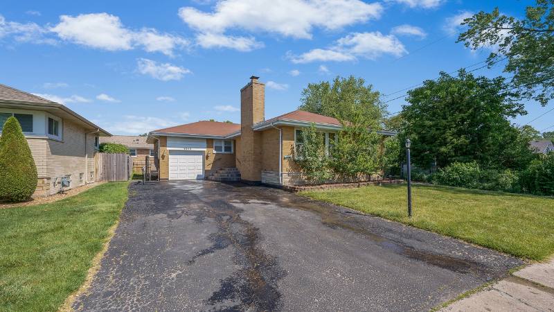 House for rent at 4848 Harnew Rd S, Oak Lawn, IL 60453