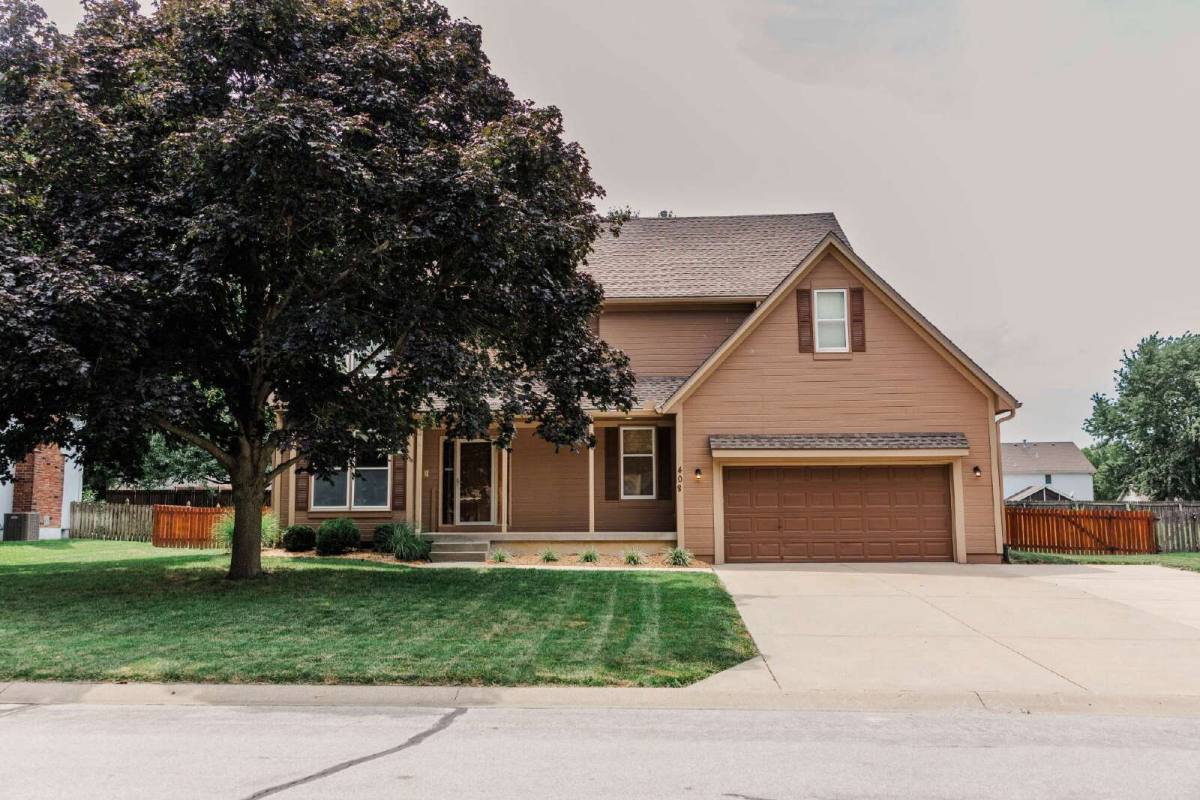 House for rent at 408 SE Alexandria Dr, Lees Summit, MO 64063
