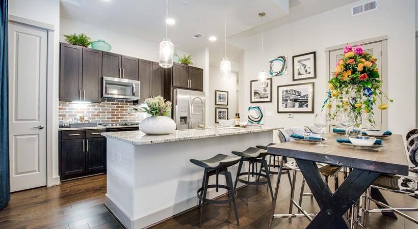 Apartment for rent at 1414 Texas Ave, Houston, TX 77002
