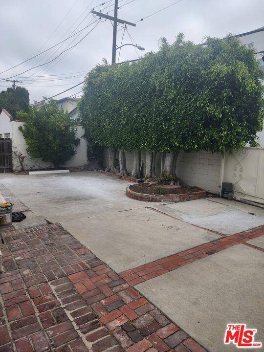 House for rent at 328 S Oakhurst Dr, Beverly Hills, CA 90212