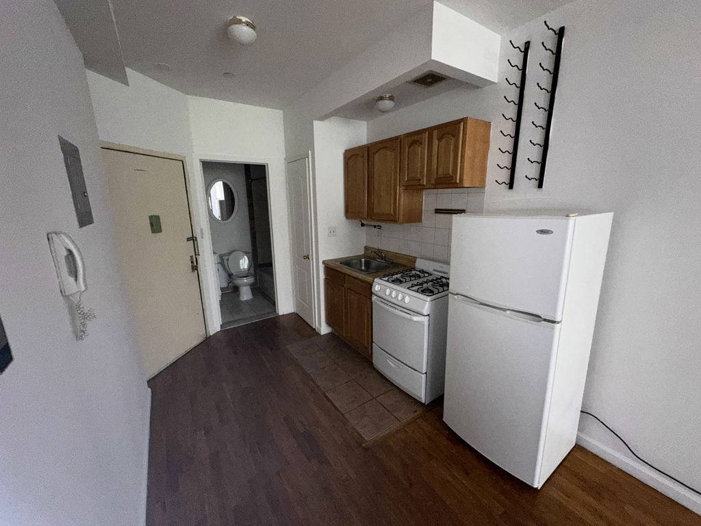 House for rent at 186 Orchard St #2FR, New York, NY 10002